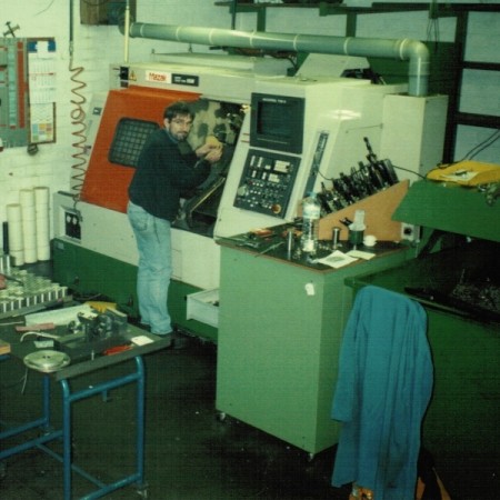1990: De eerste 3-assige CNC machine